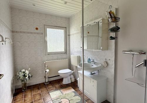 Gäste-WC mit Dusche