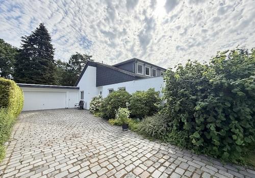 Vordere Hausansicht mit Doppelgarage