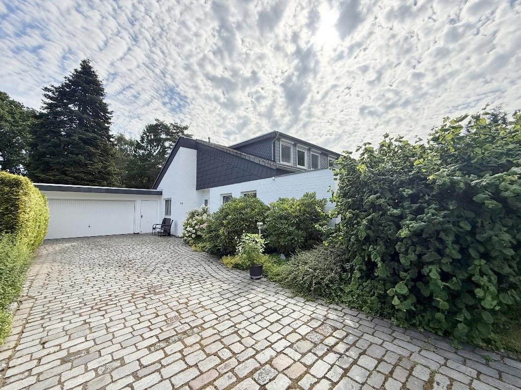 Vordere Hausansicht mit Doppelgarage