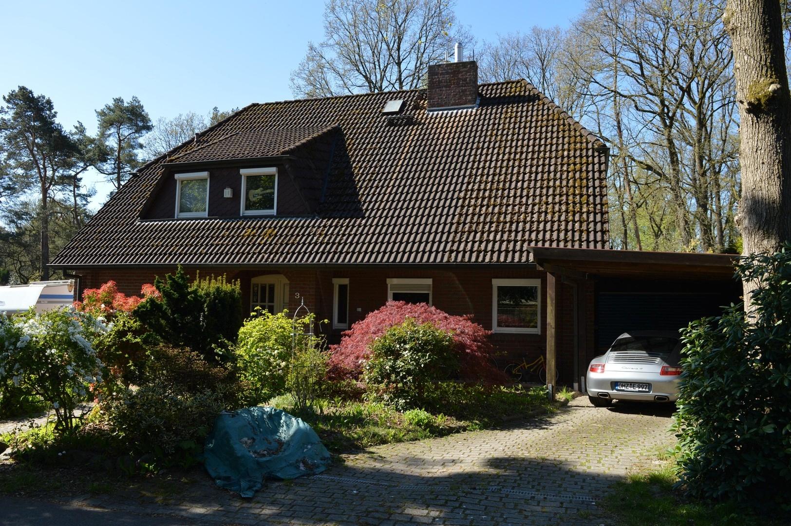 Vorgarten & Carport rechts