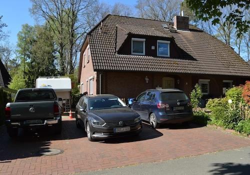 Vorgarten & großer Parkplatz