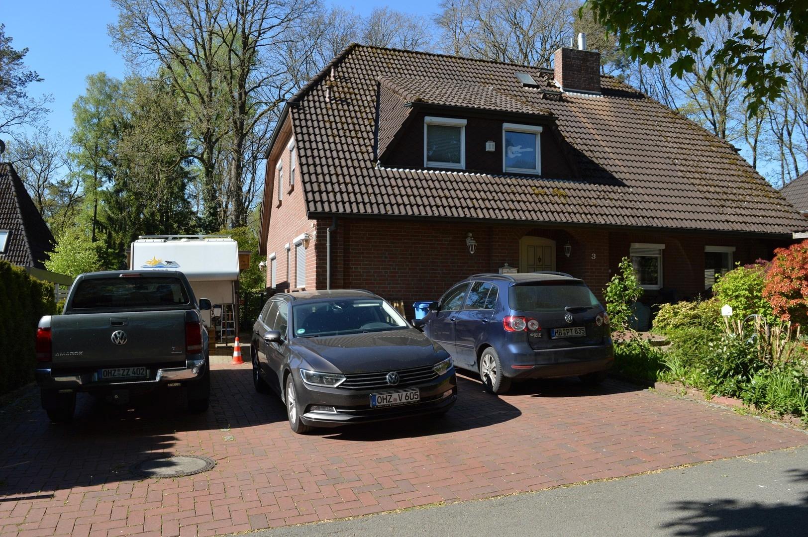 Vorgarten & großer Parkplatz