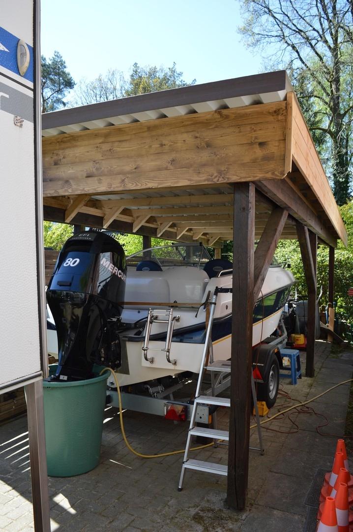 Großes Carport links