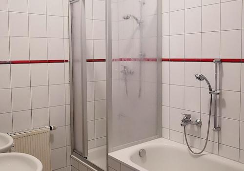 Bad mit Dusche und Badewanne