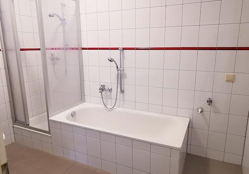 Bad mit Dusche und Badewanne