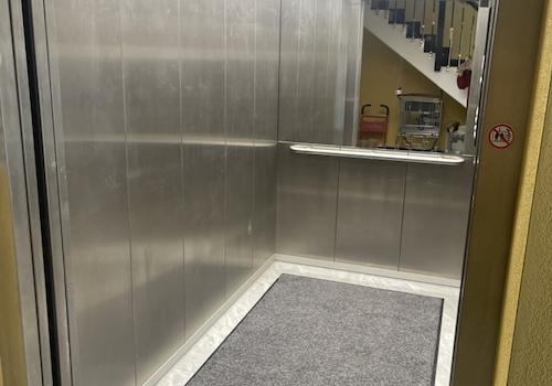 mit großem modernen Lift 