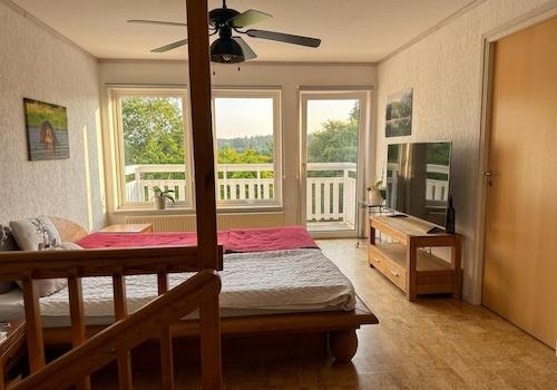 Schlafzimmer OG mit Feldblick
