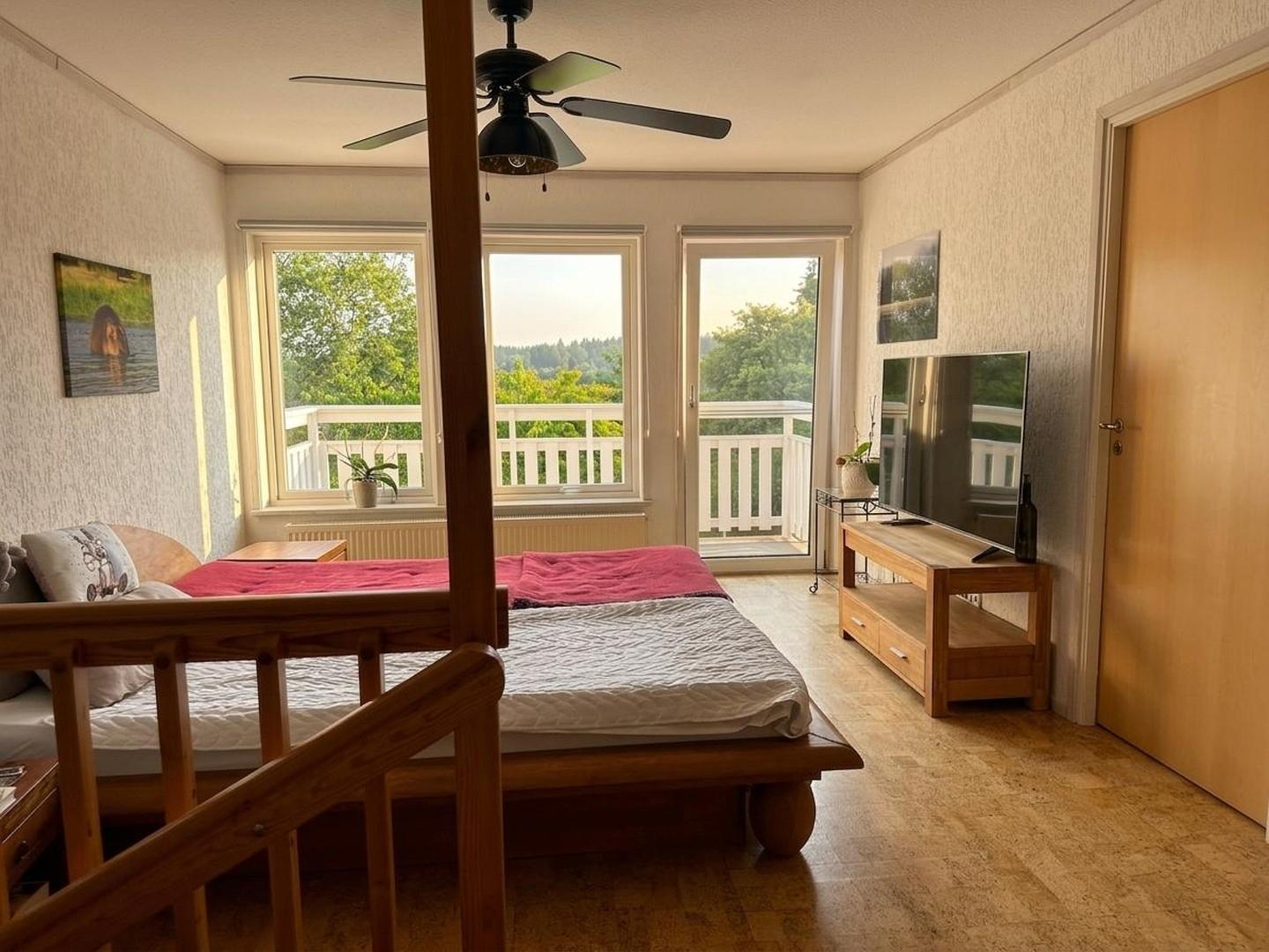 Schlafzimmer OG mit Feldblick