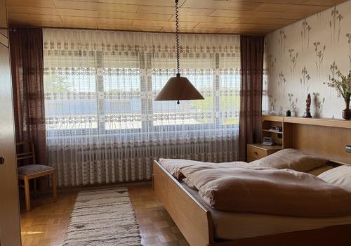 Schlafzimmer mit Zugang zum Balkon