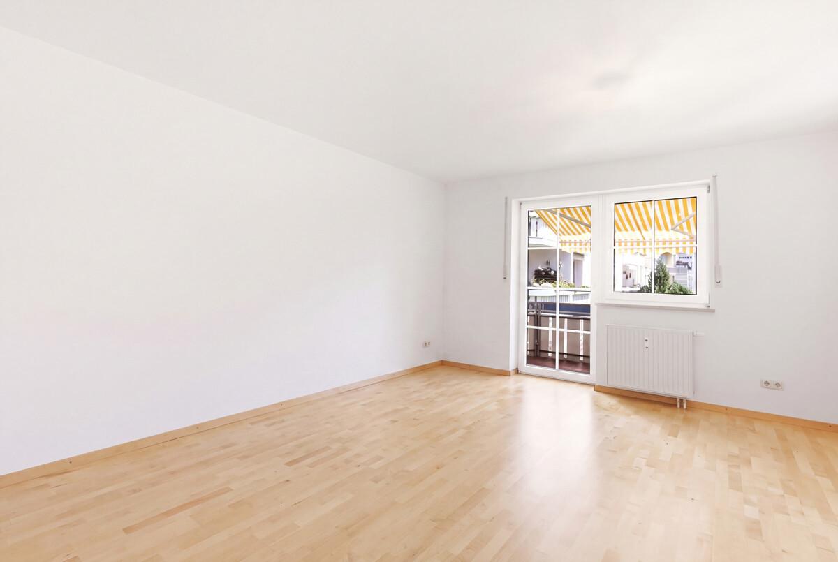 Der helle Wohnbereich mit Zugang zum Balkon