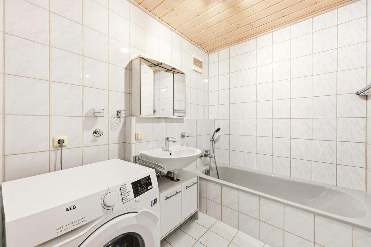 Das Bad mit Badewanne und WM-Anschluss