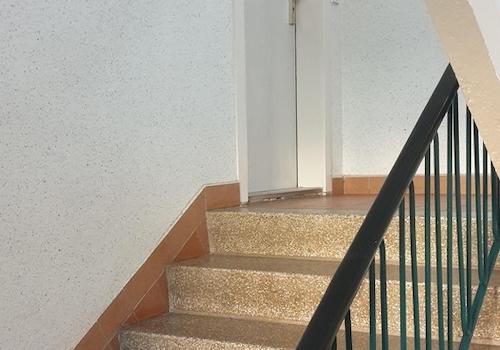 Treppe zur Wohnung im EG