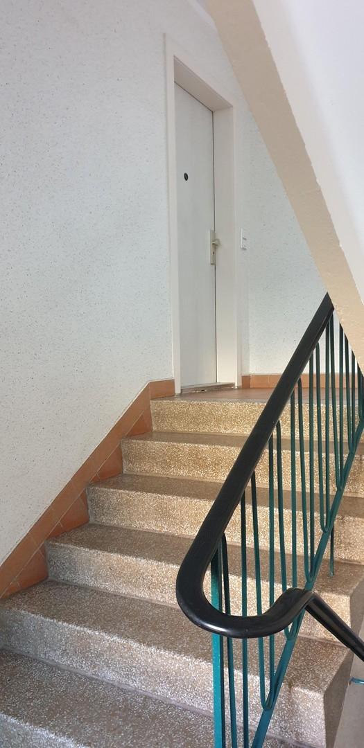 Treppe zur Wohnung im EG
