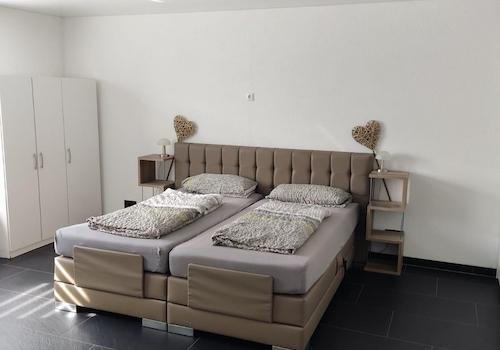 Schlafzimmer Bild 1