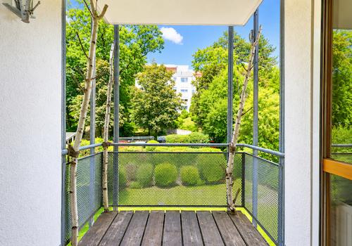 Überdachter Balkon mit Blick ins Grüne