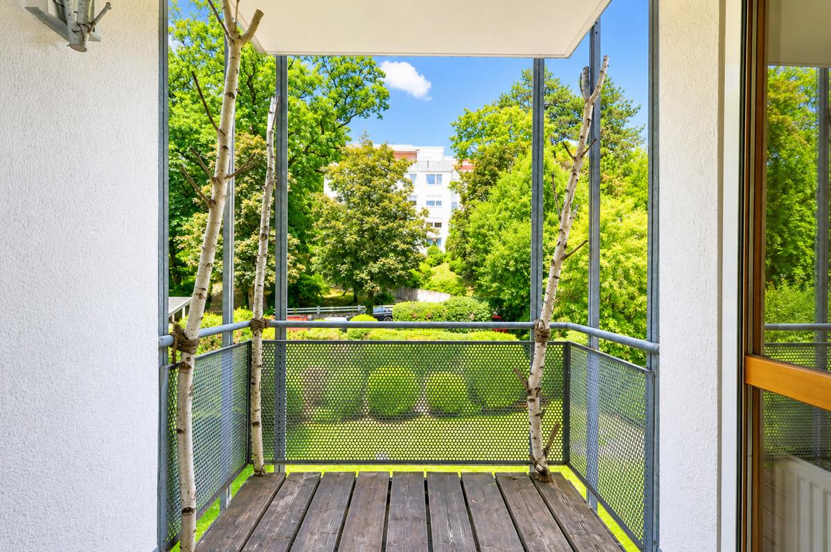 Überdachter Balkon mit Blick ins Grüne