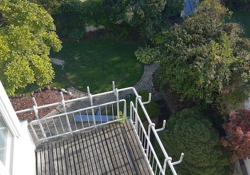 Blick vom Balkon in den Garten