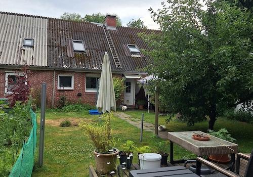 rechte Teil gehört zum Haus