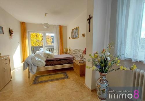Geräumiges Schlafzimmer mit Ankleidebereich