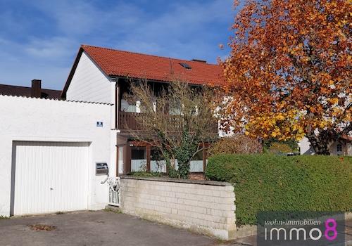 Einfahrt mit Garage