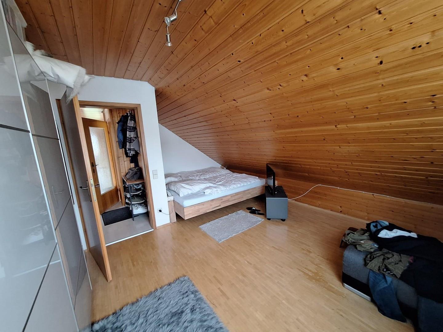 Schlafzimmer mit Einbaubett