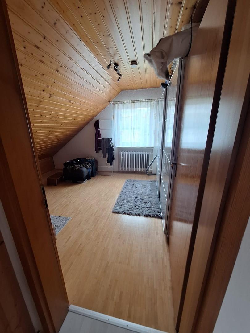 Schlafzimmer mit Einbaubett
