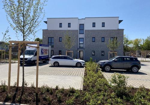 Nordansicht Haus + Stellplätze
