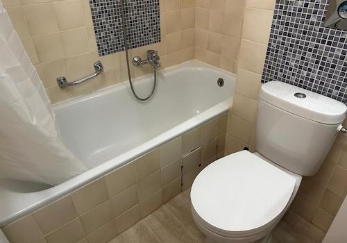 Bad mit Wanne und WC