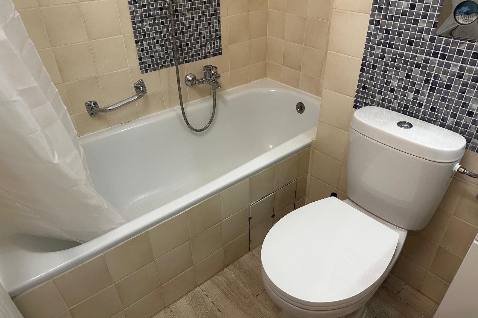 Bad mit Wanne und WC