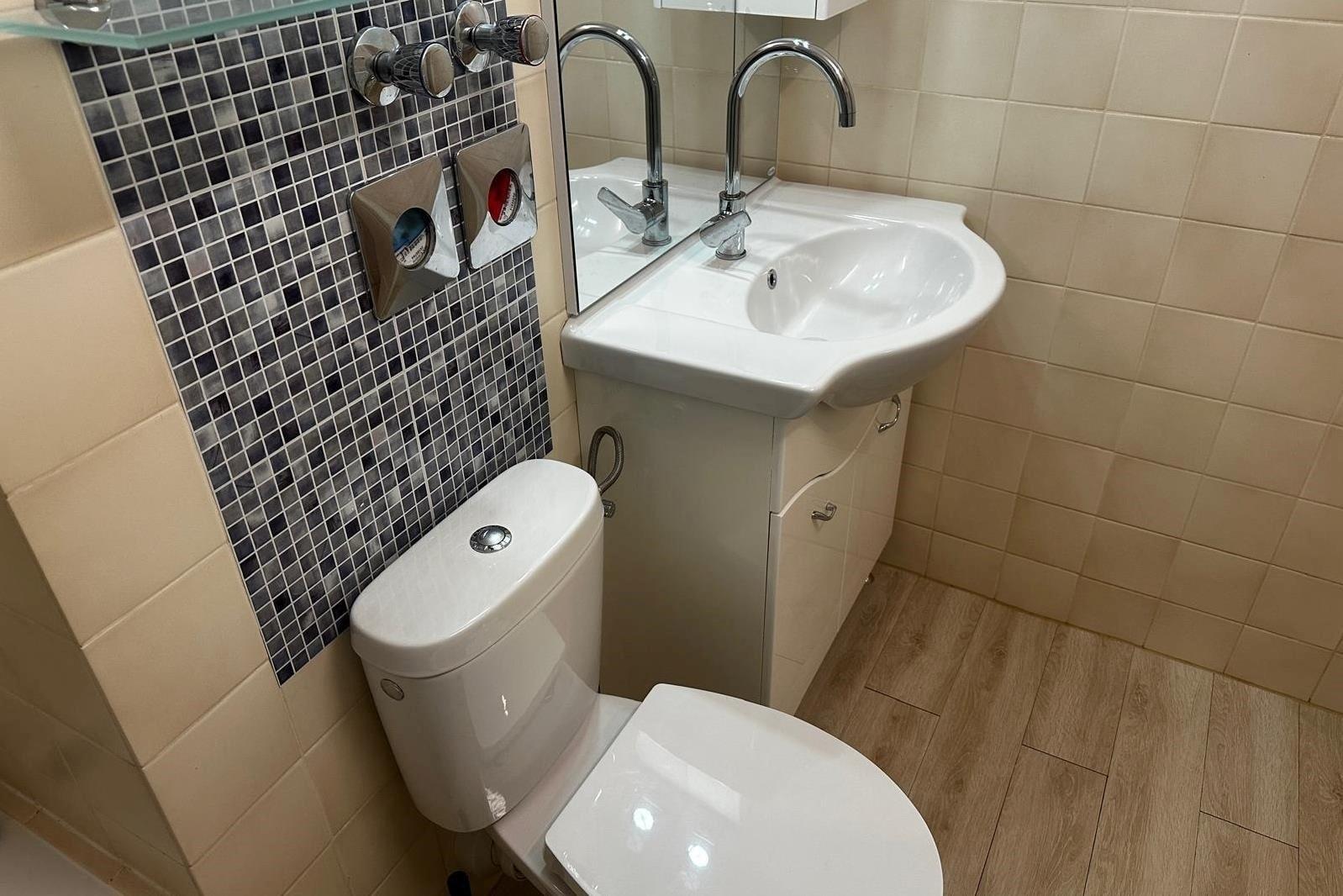 Bad mit Wanne und WC
