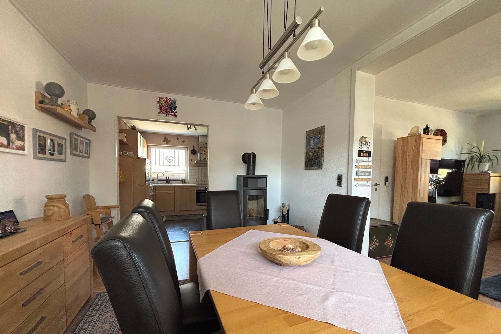 Esszimmer mit Ofen