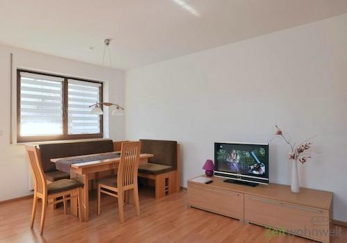 Esstisch und TV