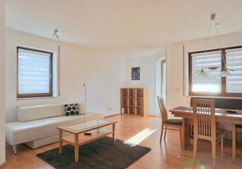 Blick ins Wohnzimmer zum Terrassenausgang