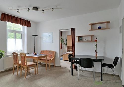 Blick zu Esstisch und Schlafzimmer