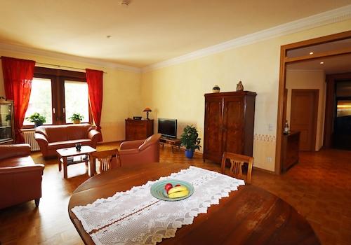 Wohn- und Eßbereich der Wohnung im OG links