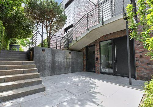 Repräsentativer Hauseingang zum EG und UG
