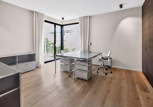 Arbeitszimmer mit Einbauschränken im EG
