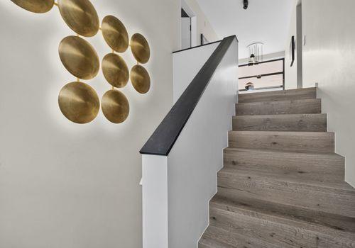 Massive Treppe mit Echtholzstufen zum OG