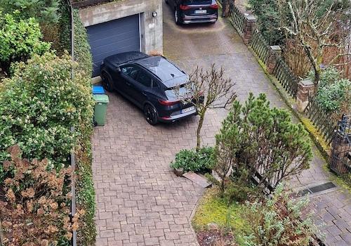 Aufgang zum Haus mit Parkplatz