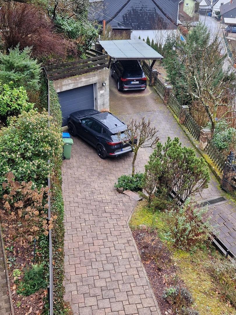 Aufgang zum Haus mit Parkplatz