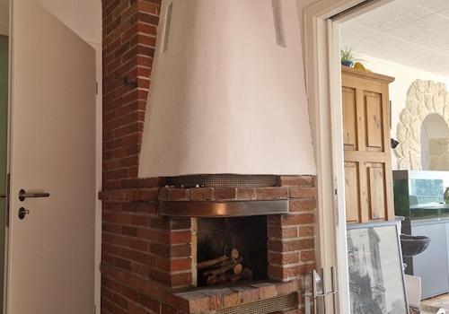 offener Kamin im Wohnzimmer