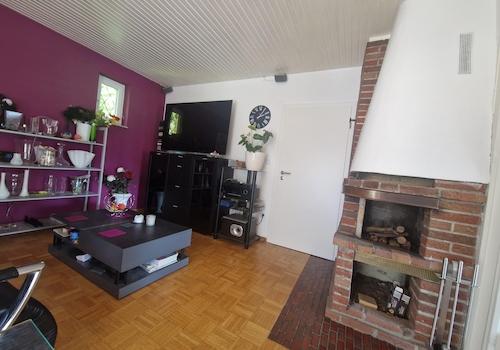 Wohnzimmer mit offenem Kamin