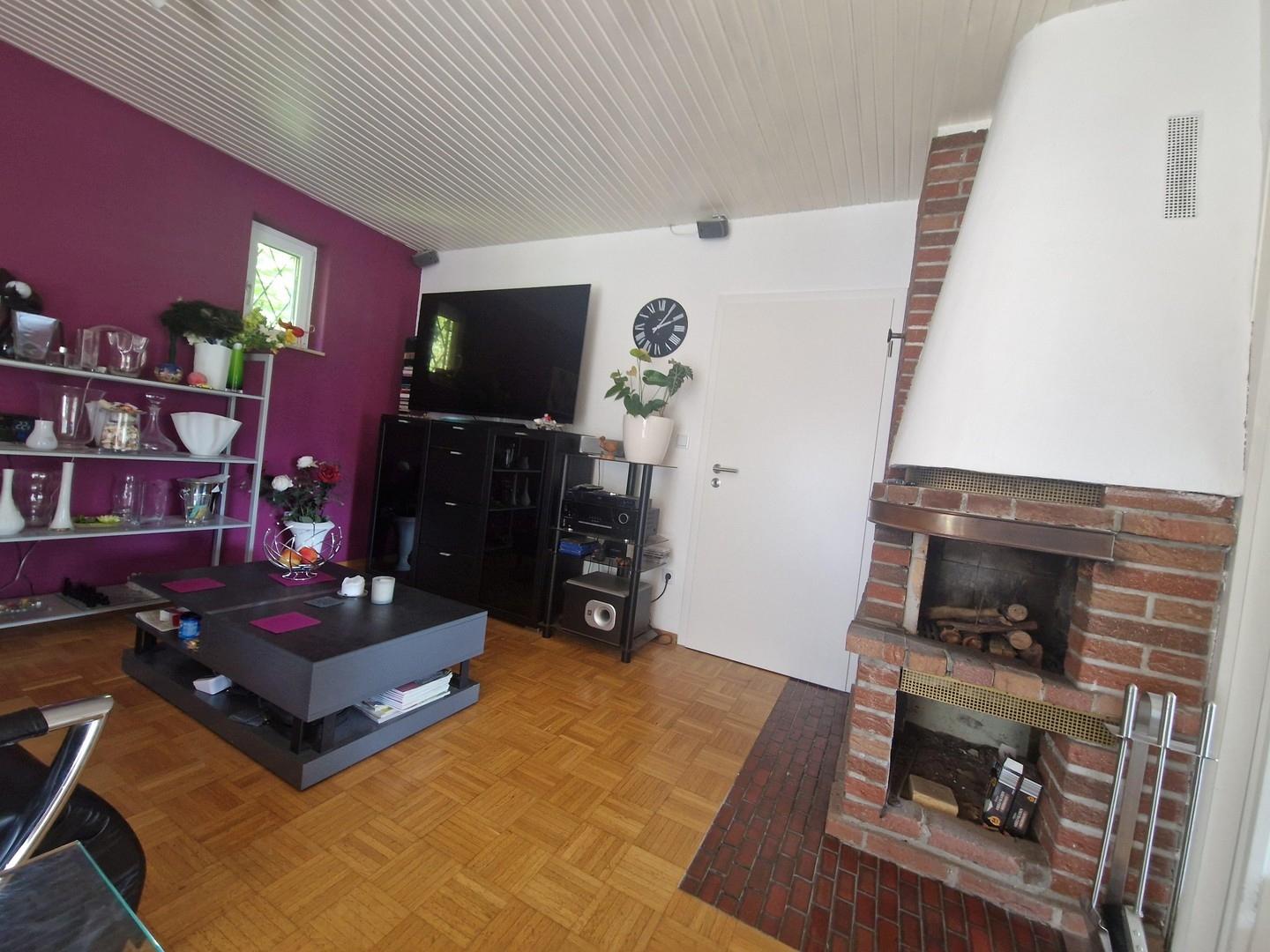 Wohnzimmer mit offenem Kamin