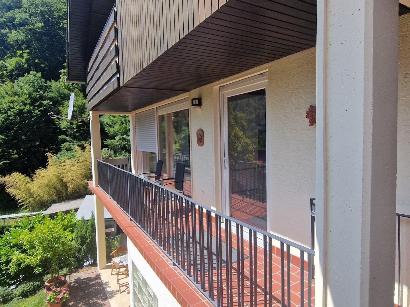 umlaufender Balkon 1. OG