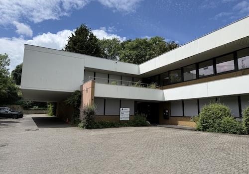 Außenansicht mit Parkplätzen