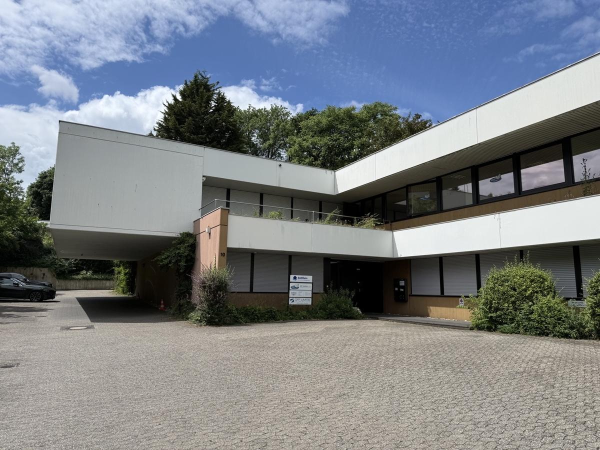 Außenansicht mit Parkplätzen
