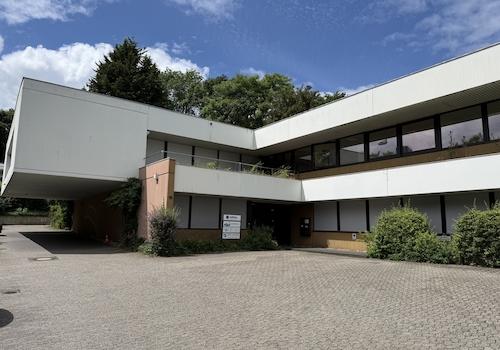 Außenansicht mit Parkplätzen