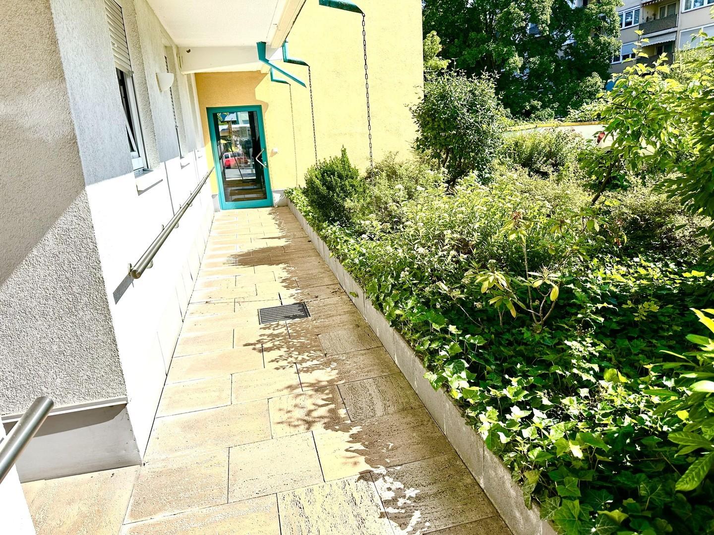 Wohnungseingang über Treppenh.