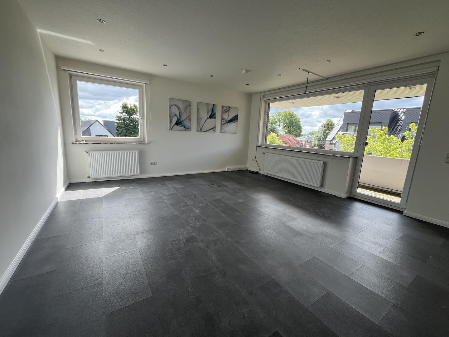 Wohnzimmer mit Balkon