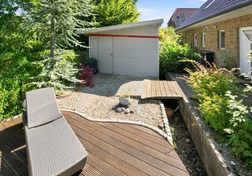 Holzdeck und Abstellraum